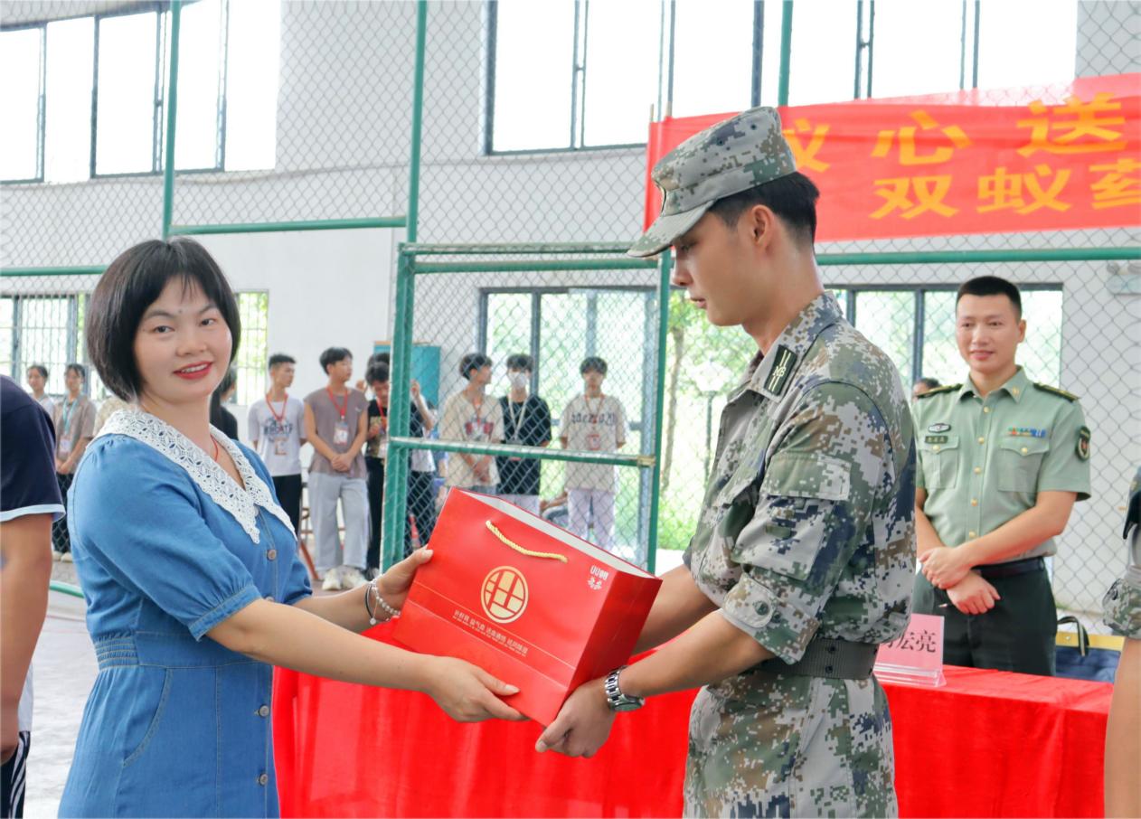 秋風(fēng)送爽，蟻心送愛，情暖人心