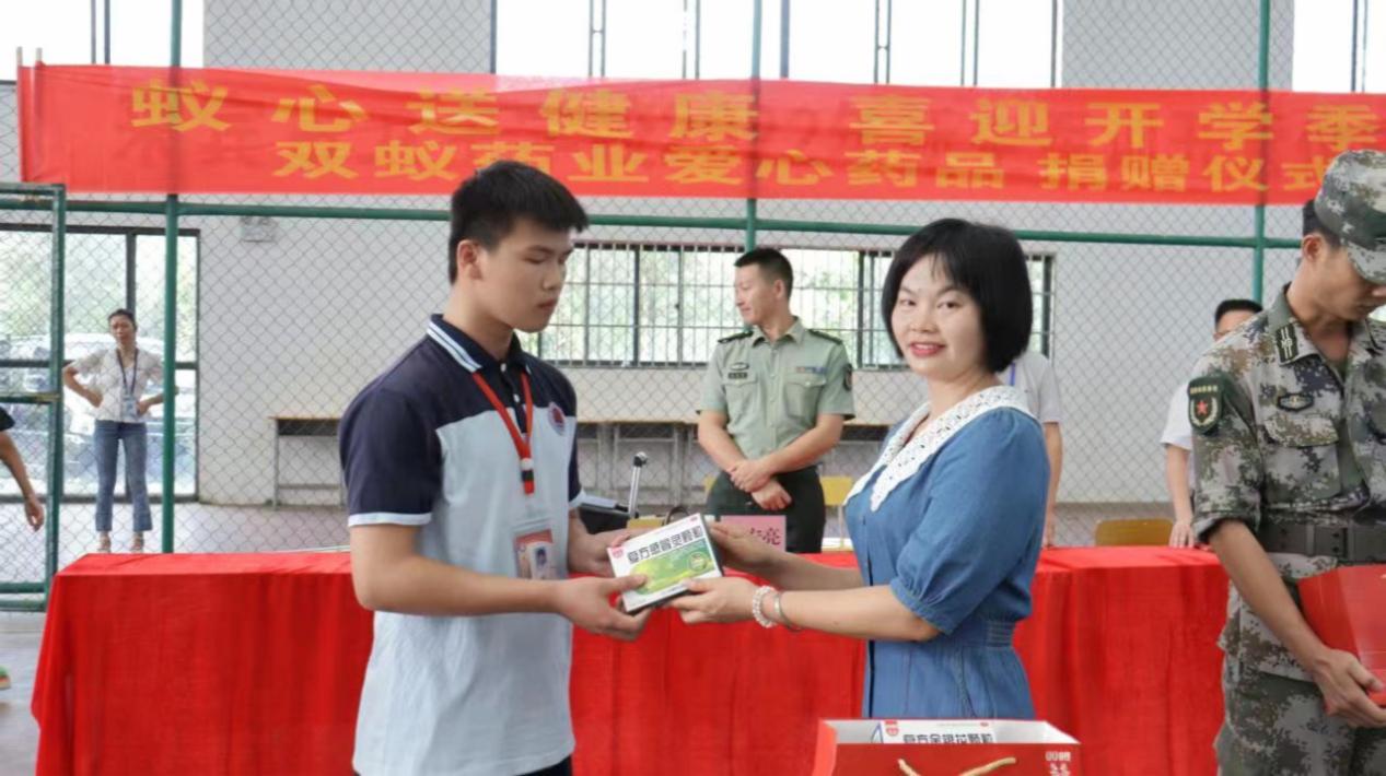 秋風(fēng)送爽，蟻心送愛，情暖人心