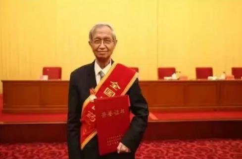 長春人民藥業集團向長春中醫藥大學捐贈國醫大師劉柏齡教授雕像
