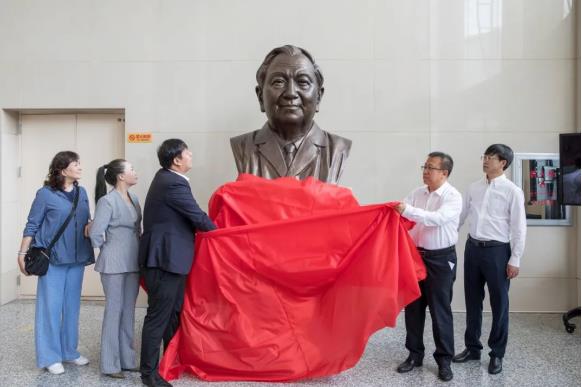 長春人民藥業集團向長春中醫藥大學捐贈國醫大師劉柏齡教授雕像