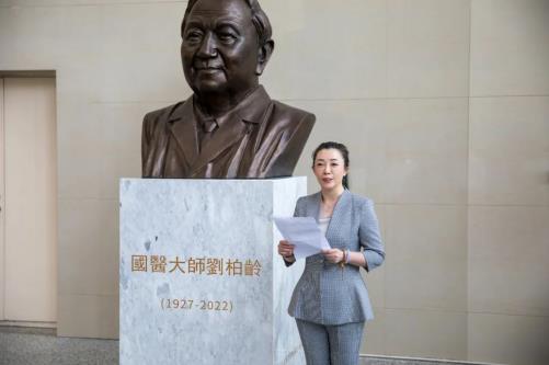長春人民藥業集團向長春中醫藥大學捐贈國醫大師劉柏齡教授雕像