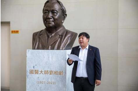 長春人民藥業集團向長春中醫藥大學捐贈國醫大師劉柏齡教授雕像
