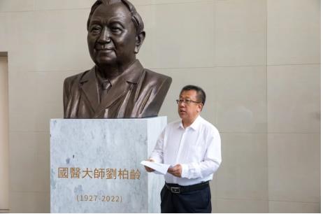 長春人民藥業集團向長春中醫藥大學捐贈國醫大師劉柏齡教授雕像