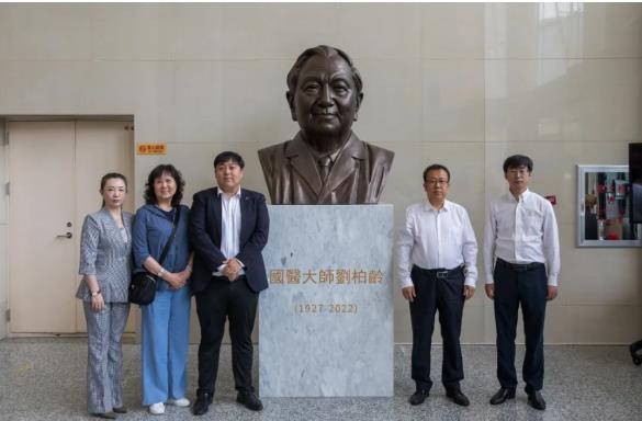 長春人民藥業集團向長春中醫藥大學捐贈國醫大師劉柏齡教授雕像