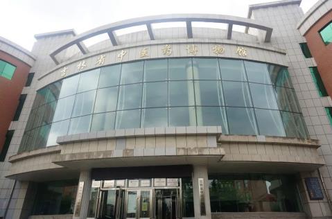 長春人民藥業集團向長春中醫藥大學捐贈國醫大師劉柏齡教授雕像