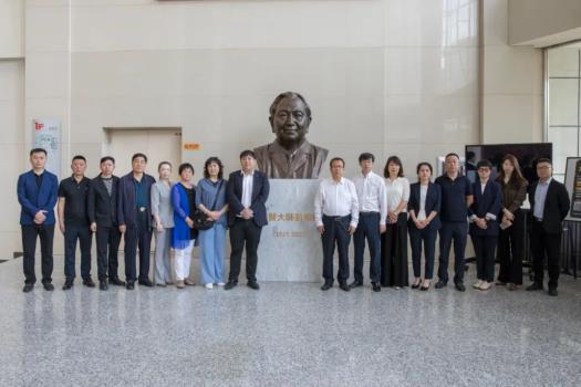 長春人民藥業集團向長春中醫藥大學捐贈國醫大師劉柏齡教授雕像